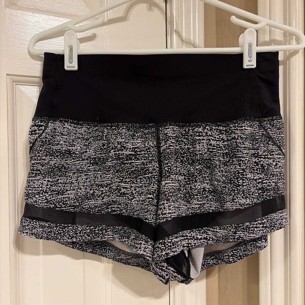 Lululemon Womens Hotty Hot Short II High Rise Black White Pattern 4 Mesh Pocket